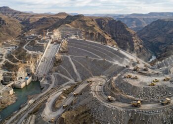 Barragem de Polihali em construção com grande maciço de rocha compactada no vale do rio Senqu.