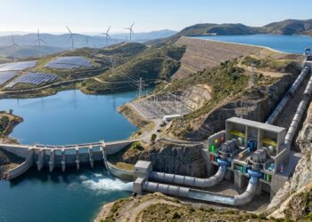 Água é bombeada para um reservatório mais alto usando energia excedente da rede.