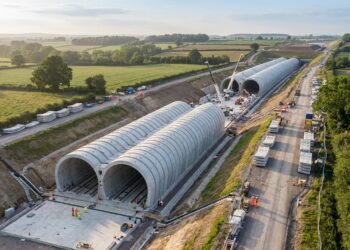 Vista aérea ilustrativa do túnel verde de Chipping Warden, com dois arcos paralelos de concreto pré-moldado montados em uma trincheira na Inglaterra.