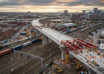 Representação aérea de um grande viaduto ferroviário curvo em construção sobre seis linhas de trem em Birmingham, na Inglaterra.