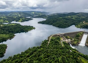 Grande reservatório cheio atrás da Barragem Duas Pontes durante o período chuvoso.