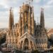 Basílica da Sagrada Família em Barcelona com suas torres centrais e detalhes arquitetônicos de pedra.