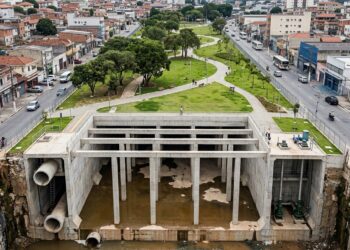 Corte mostra reservatório subterrâneo sob uma área verde em Itaquera, na Zona Leste de São Paulo.