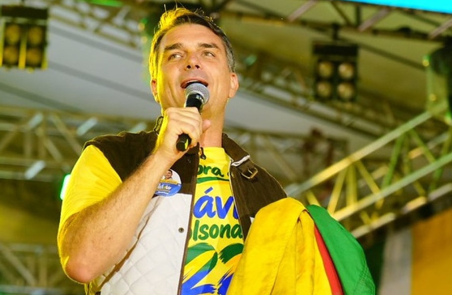 PF descobre voos de Flávio pagos por dono de bet que é investigado por fraudes no INSS