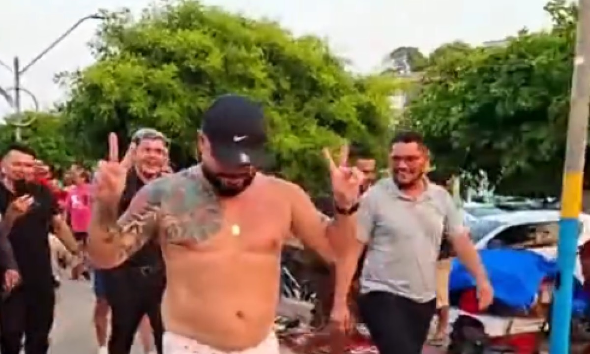 Vídeo: Bolsonarista paga promessa e anda de calcinha após vitória de Lula