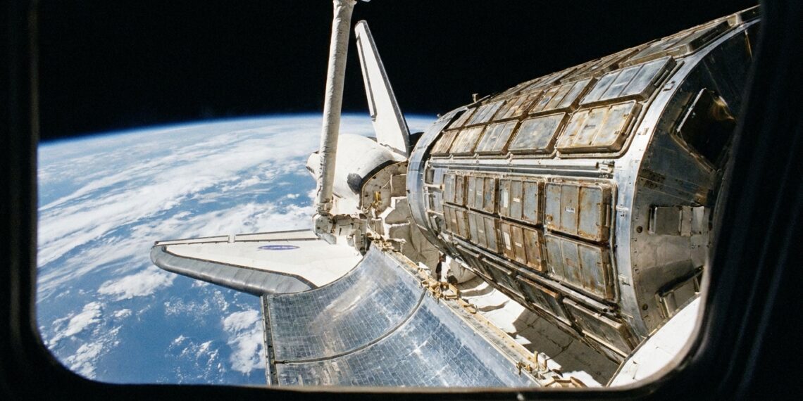 Ônibus espacial Columbia recupera o satélite LDEF em órbita terrestre durante a missão STS-32, em 1990.