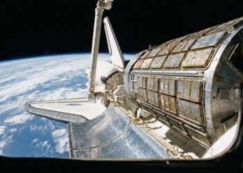 Ônibus espacial Columbia recupera o satélite LDEF em órbita terrestre durante a missão STS-32, em 1990.