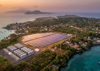 Parque solar, sistema de baterias e novas linhas elétricas aparecem integrados em uma ilha das Comores.