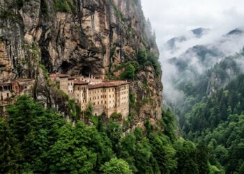 Mosteiro de Sumela, na Turquia, construído na encosta vertical de uma montanha acima de um vale arborizado.