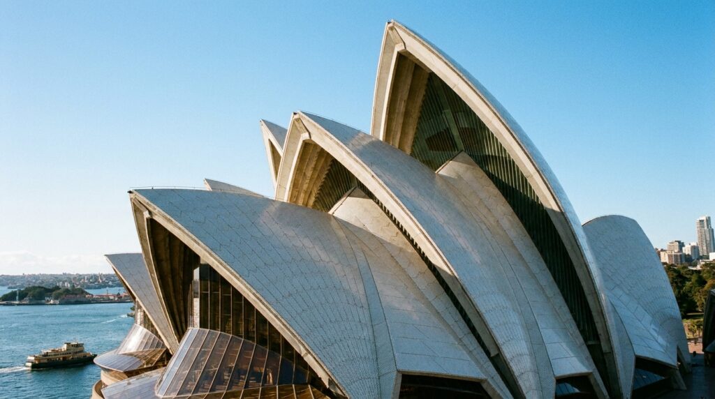 Ópera de Sydney precisou transformar um telhado considerado quase impossível em 10 conchas de concreto: mais de 1 milhão de azulejos cobrem as curvas