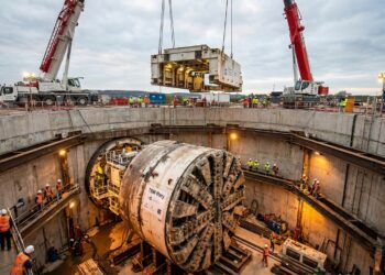 TBM Mary é desmontada e girada dentro de um poço subterrâneo apertado.