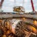TBM Mary é desmontada e girada dentro de um poço subterrâneo apertado.