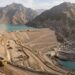 Barragem de Rogun ainda em construção enquanto já opera parte da geração hidrelétrica.