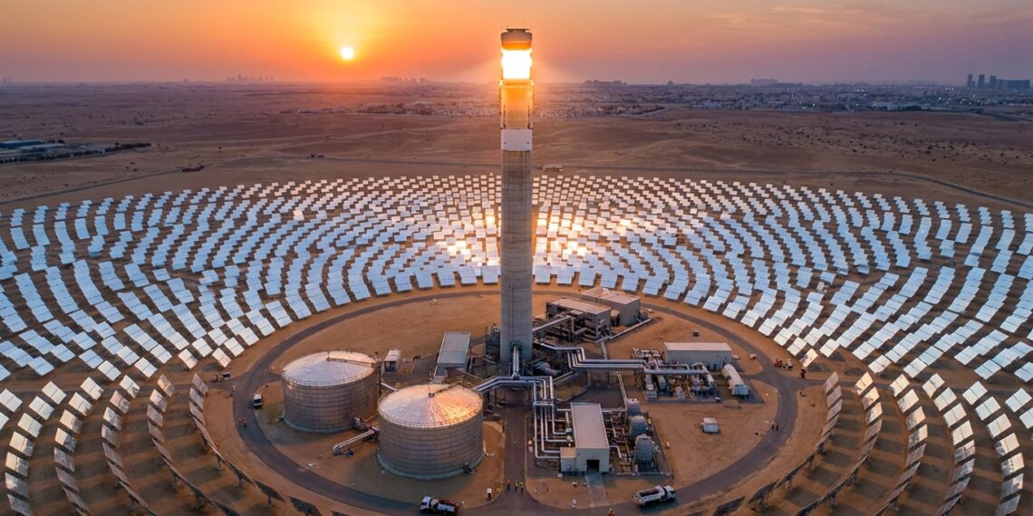 Torre solar de 263 metros em Dubai recebe luz concentrada por milhares de espelhos no deserto.