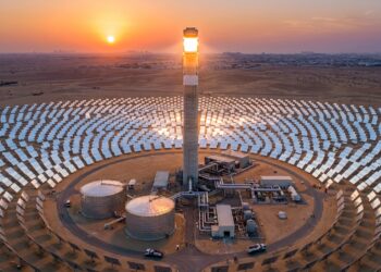 Torre solar de 263 metros em Dubai recebe luz concentrada por milhares de espelhos no deserto.
