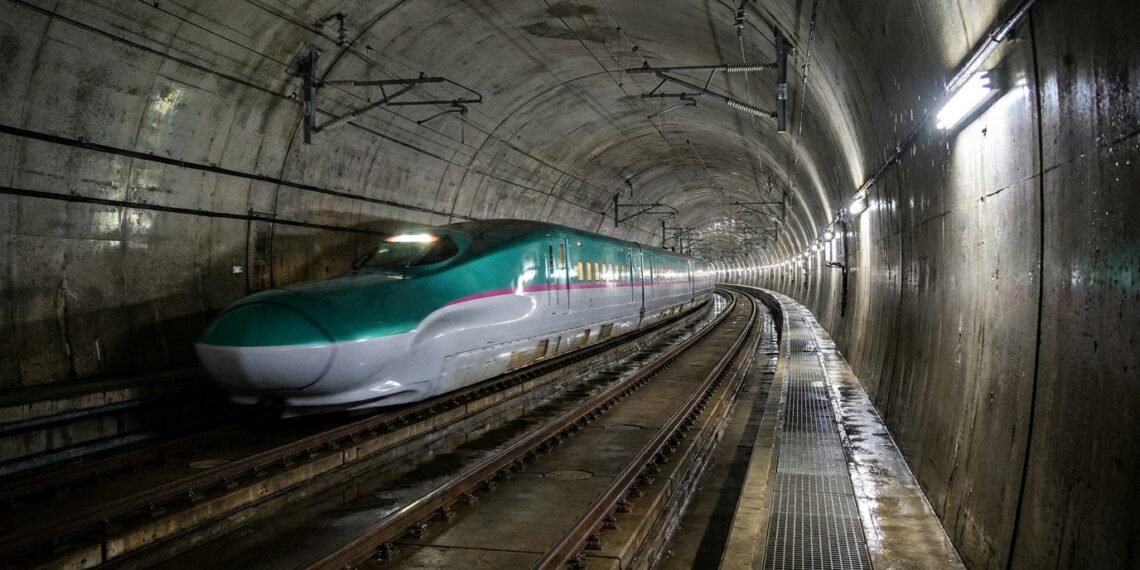 Trem ferroviário atravessa o interior do Túnel Seikan, passagem subterrânea que conecta as ilhas japonesas de Honshu e Hokkaido.