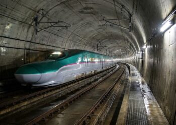 Trem ferroviário atravessa o interior do Túnel Seikan, passagem subterrânea que conecta as ilhas japonesas de Honshu e Hokkaido.