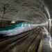 Trem ferroviário atravessa o interior do Túnel Seikan, passagem subterrânea que conecta as ilhas japonesas de Honshu e Hokkaido.