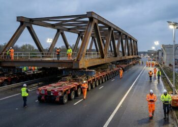Transportadores modulares autopropelidos levam um vão de 1.000 toneladas sobre a M42 até os pilares.