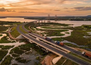 Nova rodovia na BR-267 segue em direção à ponte internacional sobre o Rio Paraguai.