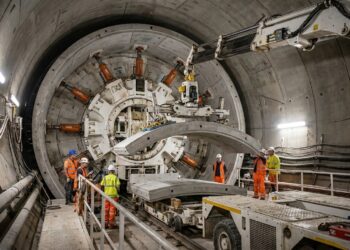 Braço mecânico instala aduelas pré-moldadas para formar um novo anel de concreto dentro do túnel.