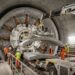 Braço mecânico instala aduelas pré-moldadas para formar um novo anel de concreto dentro do túnel.