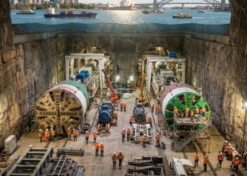 Duas tuneladoras gigantes são montadas dentro de uma caverna sob o porto de Sydney.