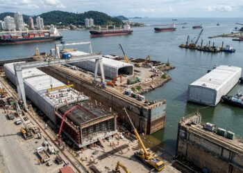 Bloco gigante de concreto é fabricado em doca seca antes de ser levado ao canal de Santos.