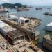 Bloco gigante de concreto é fabricado em doca seca antes de ser levado ao canal de Santos.