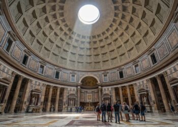 Interior da cúpula monumental do Panteão de Roma, com caixotões geométricos e óculo central aberto.