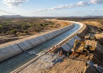 Grande canal de concreto conduz água pelo interior do Ceará.