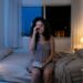Mulher dorme por tempo suficiente, mas em horários muito diferentes entre os dias.