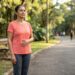 Médica verifica a pressão arterial de mulher brasileira de aproximadamente 58 anos durante consulta em consultório.
