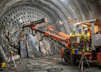 Perfuratriz prepara furos para uma detonação controlada na frente do túnel.