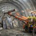 Perfuratriz prepara furos para uma detonação controlada na frente do túnel.