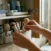 5 objetos que você deixa sobre a bancada do banheiro e que atraem colônias de fungos