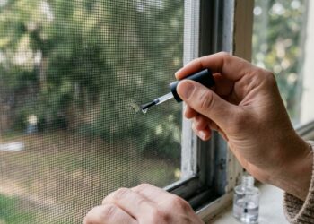 A tela mosquiteira de proteção da janela ficou com um pequeno rasgo desfiado por onde os insetos passam? O esmalte incolor impede o desastre total