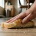 O truque do pão de forma para recolher cacos de vidro invisíveis que caíram no chão