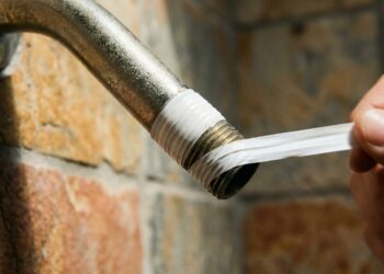 O cano do chuveiro elétrico fica tombando torto para baixo com o peso da água? A rosca de fixação na parede sofreu desgaste por vibração contínua