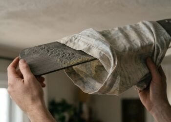 O truque da fronha velha para limpar o ventilador de teto sem derrubar poeira na cama