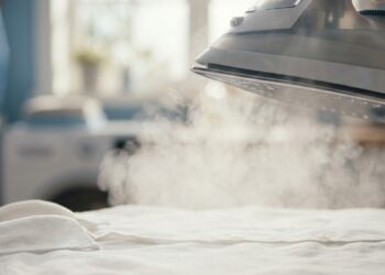 Seu ferro a vapor está estragando roupas brancas com manchas amarelas? A sujeira invisível no reservatório é a culpada