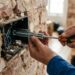 Foi empurrar o plugue na tomada da parede e o miolo afundou inteiro para o oco do conduíte? A orelha plástica de fixação ressecou e partiu