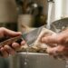 Os talheres de inox saem da máquina de lavar com pequenas pintas de ferrugem? A corrosão galvânica é a verdadeira culpada