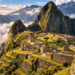 Machu Picchu no alto dos Andes peruanos, com terraços agrícolas, muros de pedra e montanhas cercadas por nuvens.
