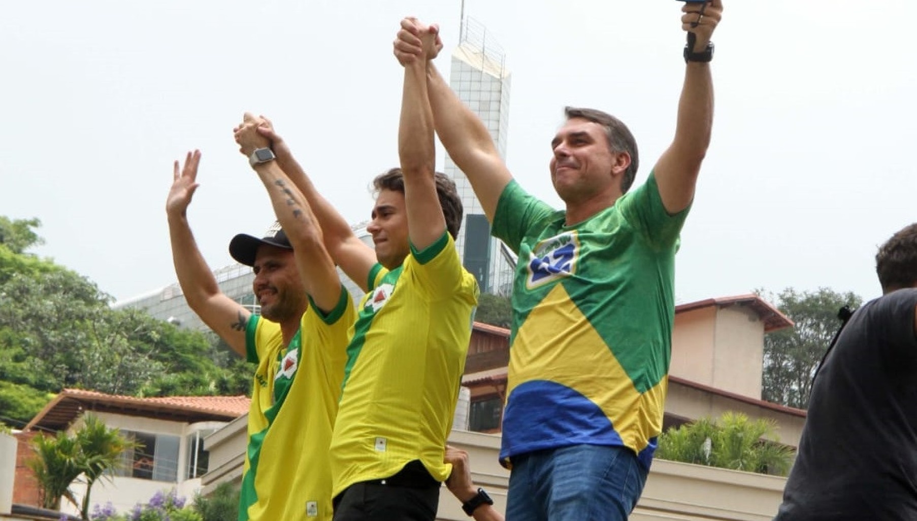 Flávio Bolsonaro reúne aliados em motociata em BH na véspera do 2º turno