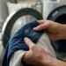 Roupas escuras saem da máquina de lavar com marcas brancas: quando o problema é excesso de sabão, enxágue insuficiente ou resíduos