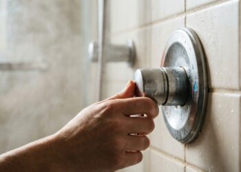 A torneira elétrica da pia da cozinha não quer esquentar a água de jeito nenhum nas manhãs geladas de inverno? A vazão está a vencer a troca térmica da resistência