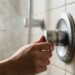 A torneira elétrica da pia da cozinha não quer esquentar a água de jeito nenhum nas manhãs geladas de inverno? A vazão está a vencer a troca térmica da resistência
