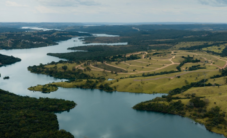 o que muda quando a água deixa de ser só paisagem — Casa de campo com lago