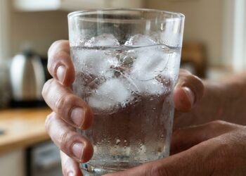 A técnica de despertar mais eficiente sobre o que acontece com o seu corpo se você tomar água gelada em jejum